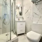 New 355 Celine- Cosy Center Apartment